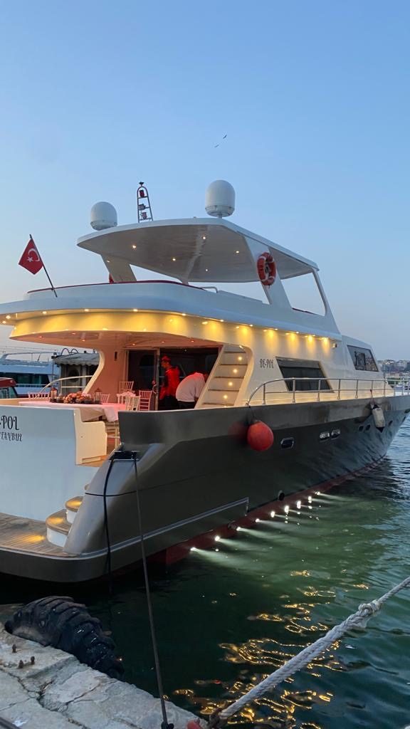 Barco privado no Bósforo à noite em Istambul