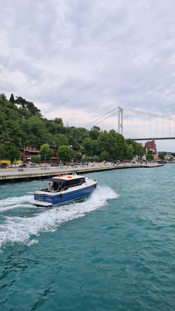 Barco privativo navegando pelo Bósforo em Istambul