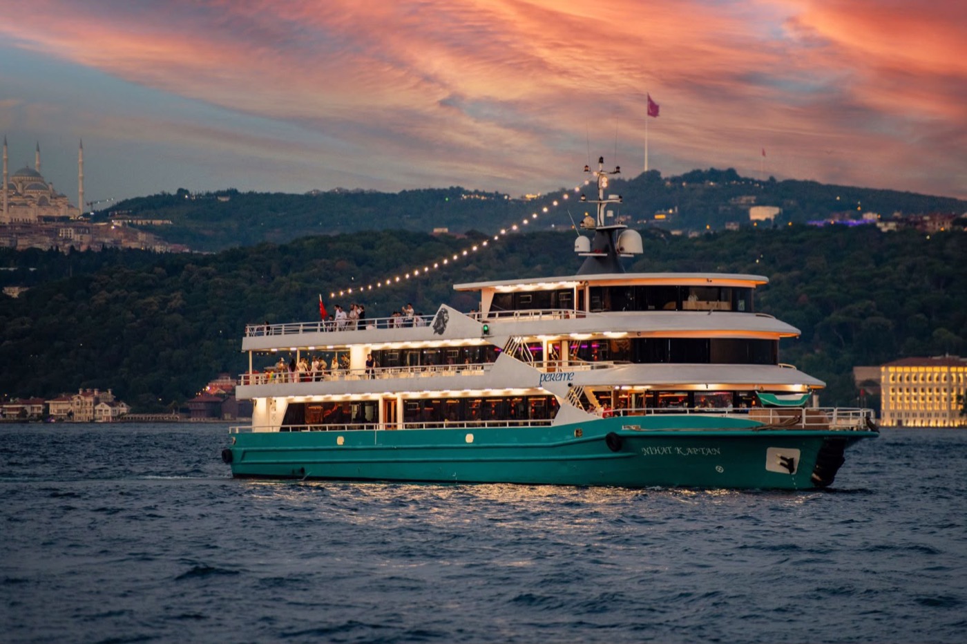 Barco do Dinner Cruise navegando no Bósforo ao pôr do sol