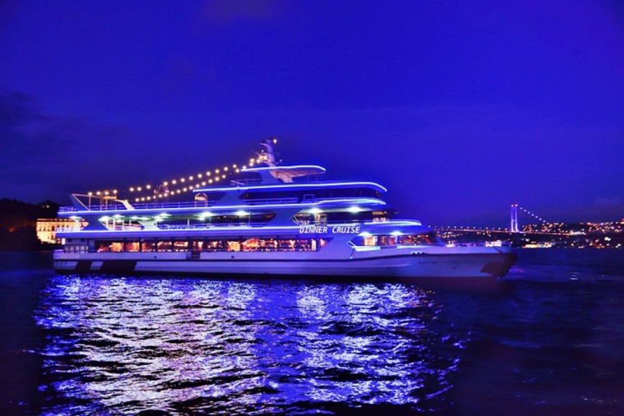 Barco Dinner Cruise iluminado no Bósforo à noite, Istambul