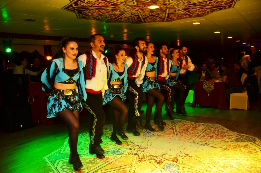 Show de dança folclórica turca a bordo do Dinner Cruise