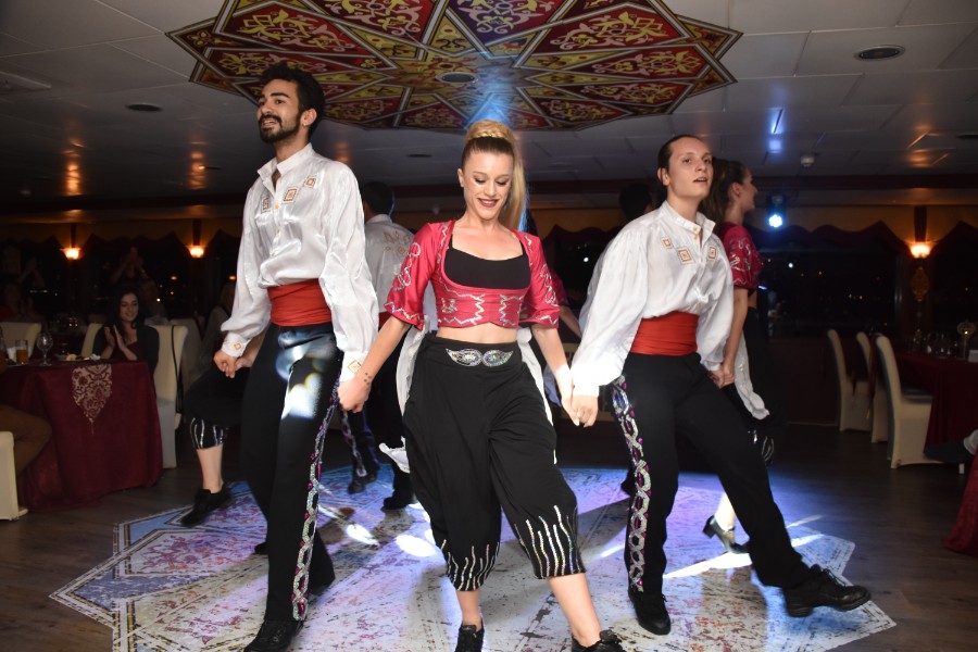 Dançarinos com trajes típicos turcos durante o show do Dinner Cruise