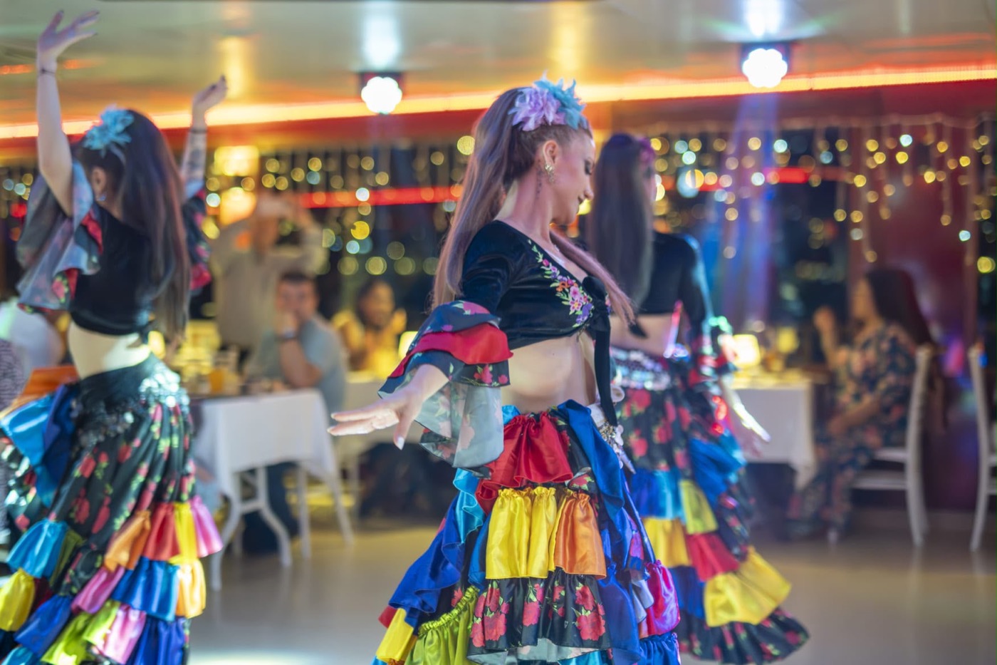Dança cigana turca com trajes coloridos a bordo do Dinner Cruise