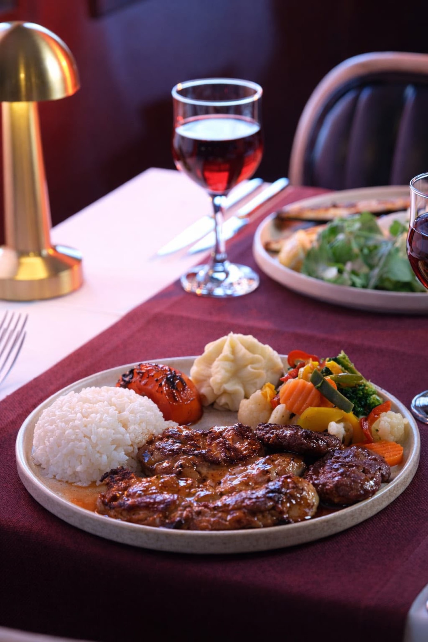Bife de frango grelhado com arroz, purê e legumes no Dinner Cruise