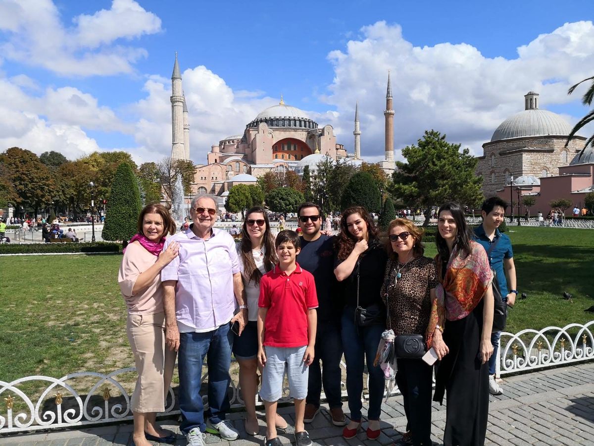 Viajantes com o guia em Santa Sofia, em Istambul