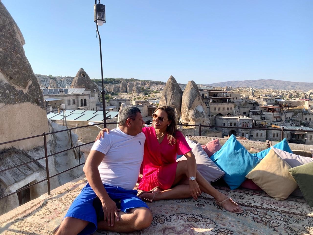 Casal de clientes da Guia na Turquia no terraço de um hotel caverna em Göreme