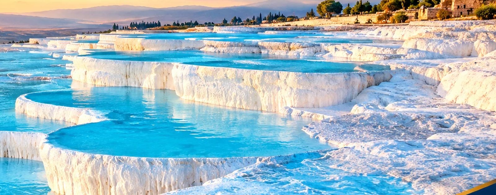 Terraços de travertino de Pamukkale com piscinas azul-turquesa ao pôr do sol