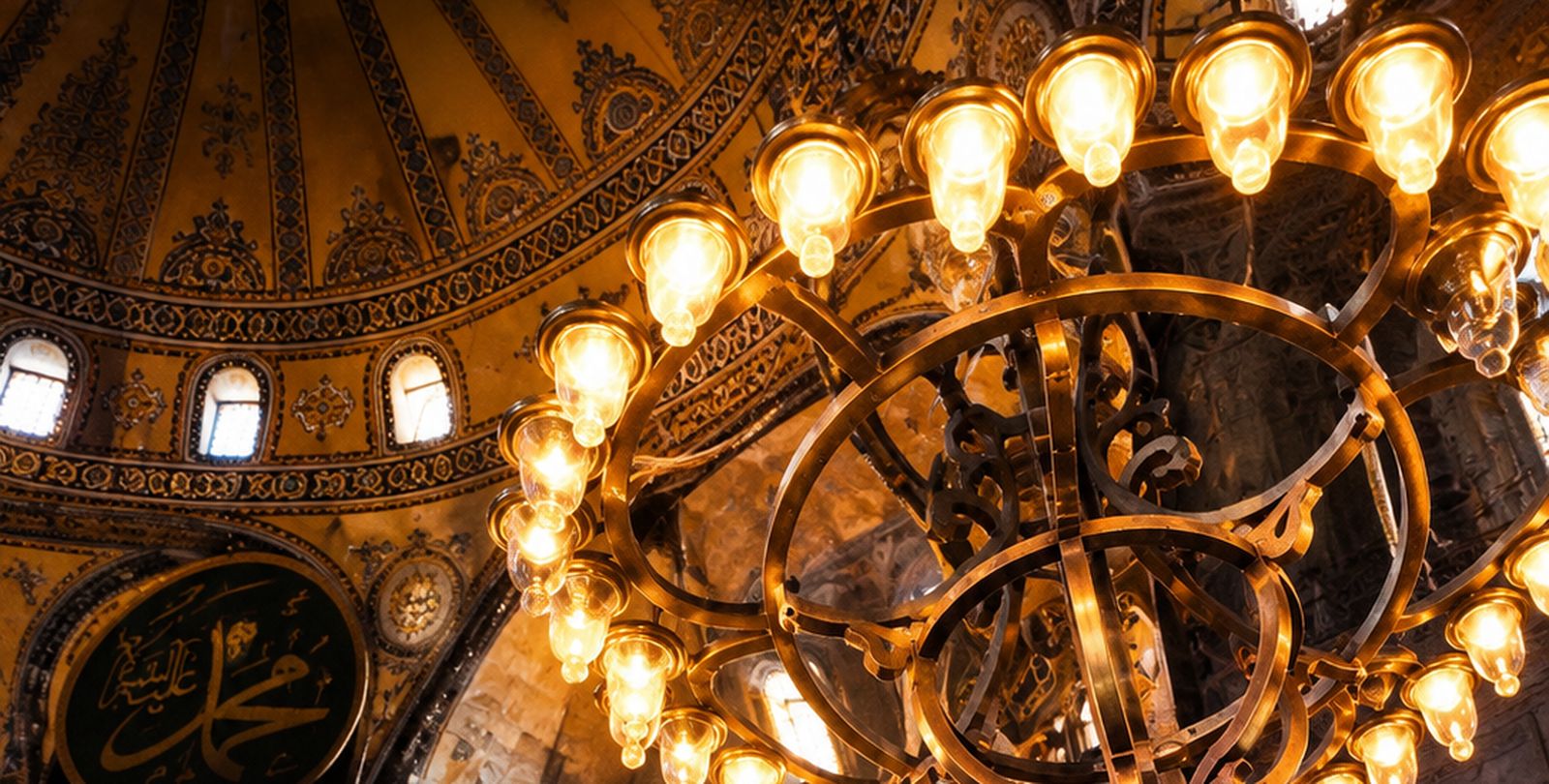 Interior da Santa Sofia, com o lustre e as cúpulas douradas — Istambul
