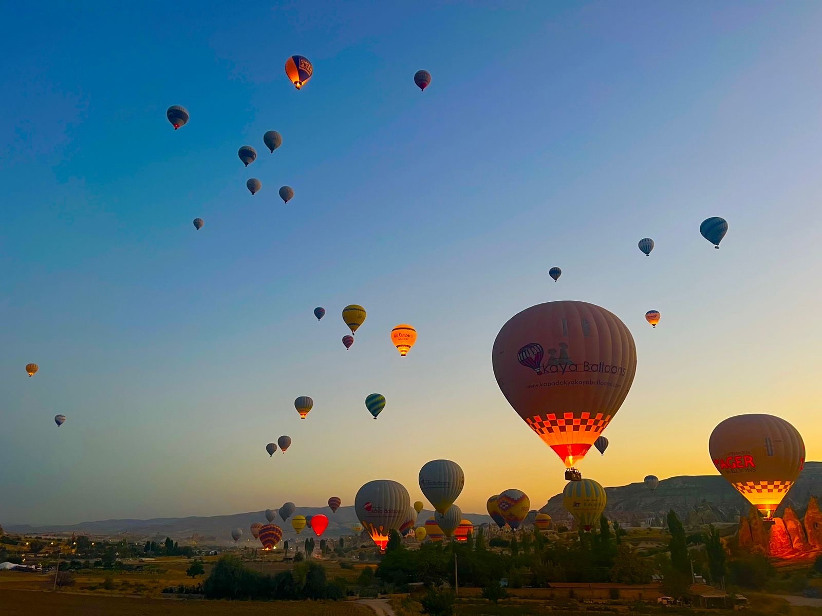 Balões ao nascer do sol sobre Göreme, Capadócia