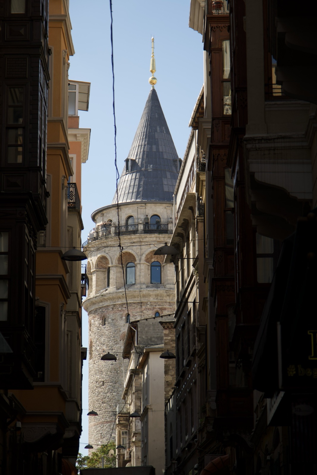 Rua de Beyoğlu com a Torre de Gálata ao fundo
