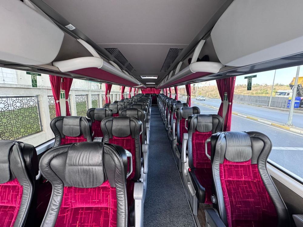 Ônibus executivo: corredor com poltronas de couro reclináveis