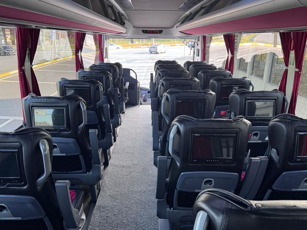 Ônibus executivo: tela individual no encosto de cada poltrona