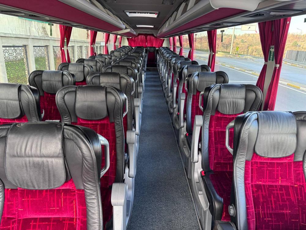 Ônibus executivo: poltronas de couro e cortinas, vista do corredor