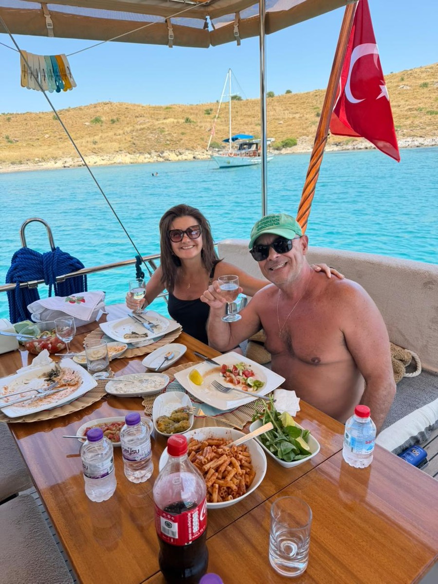 Casal a bordo com vista para a baía azul