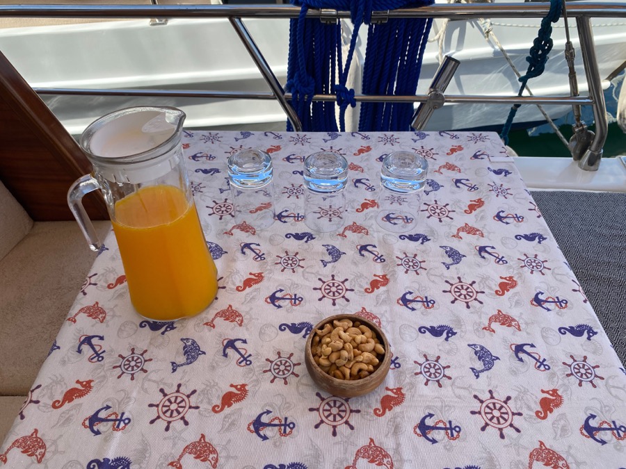 Boas-vindas com suco natural e petiscos