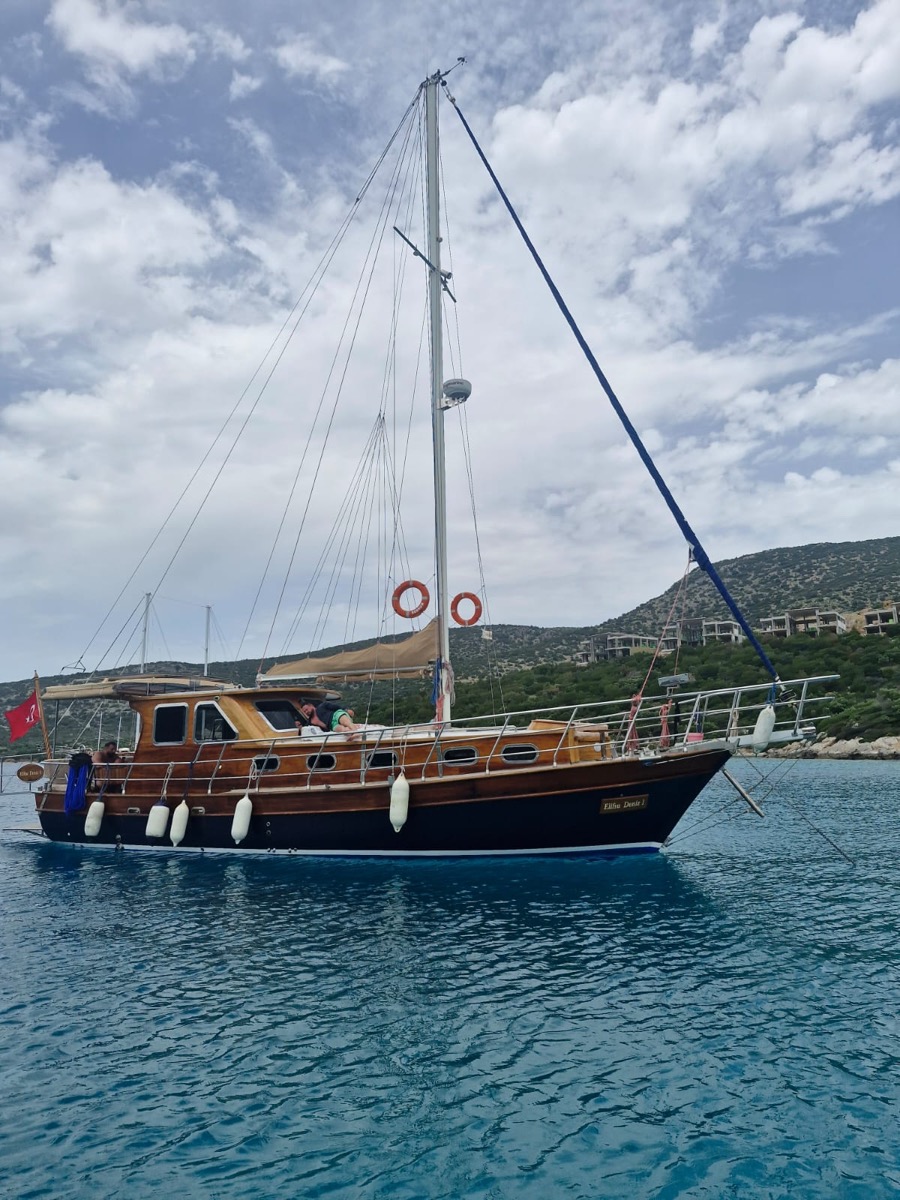 Gulet Elifsu Deniz I ancorado na enseada turquesa de Bodrum