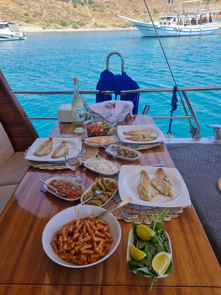 Mesa de almoço com vista para a enseada