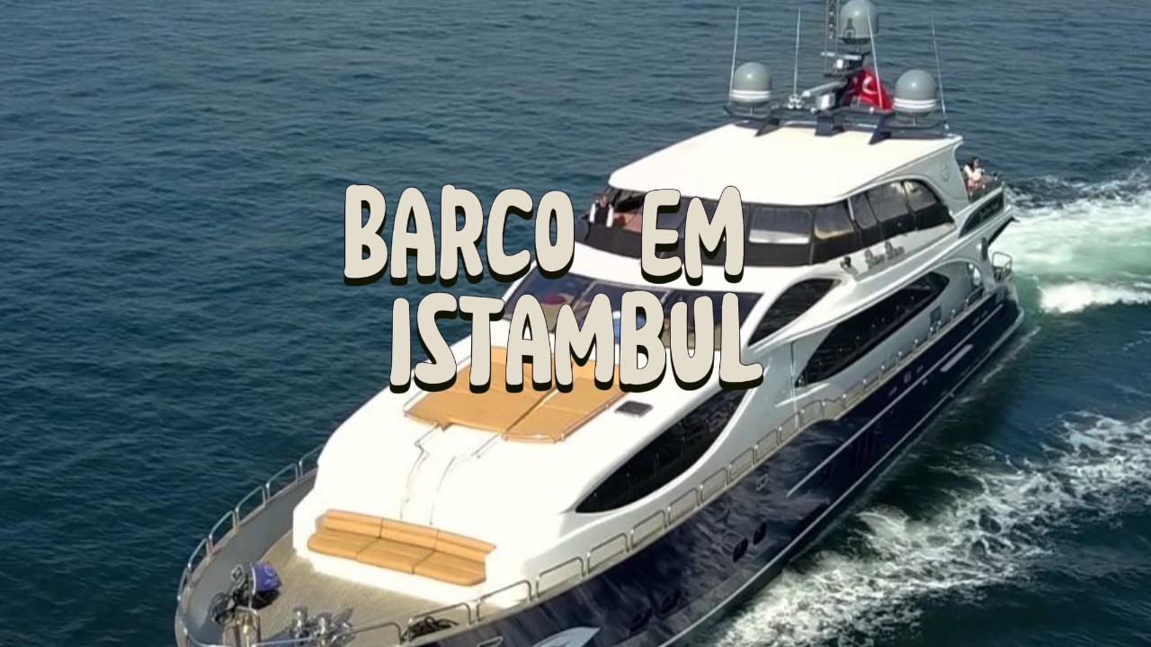 Barco pelo canal de bósforos em Istambul