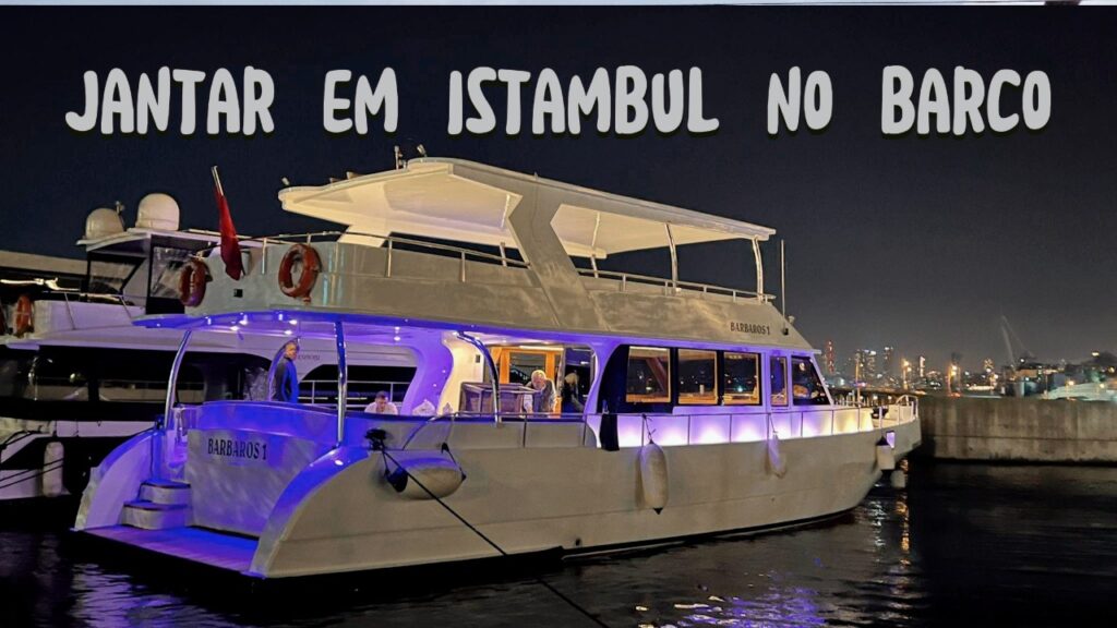 Barco em istambul e jantar no barco no canal de bósforos